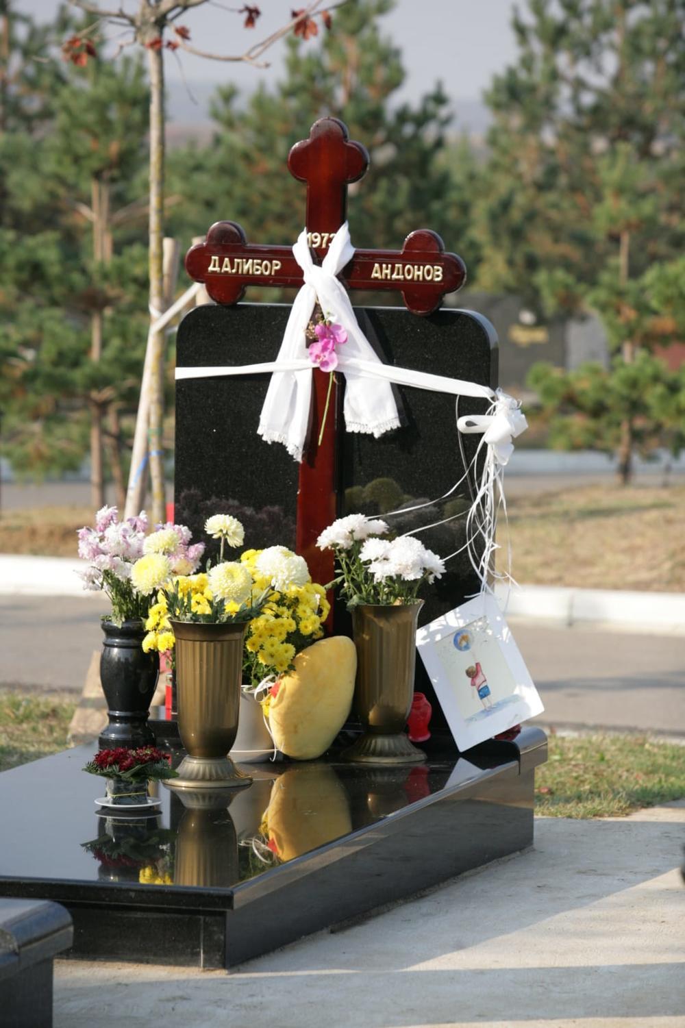 <p>Tužnih i mučnih 40 dana je prošlo otkako je ovaj svet napustio reper <strong>Dalibor Andonov Gru. </strong>Njegovi najmiliji okupili su se danas na groblju Orlovača.</p>