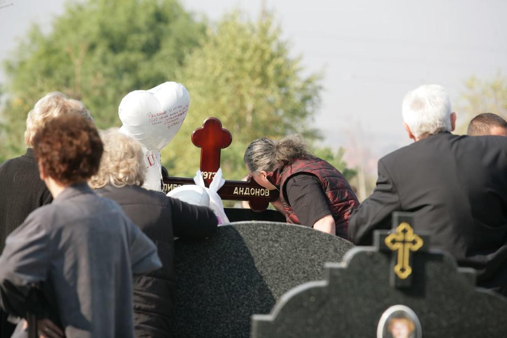 <p>Tužnih i mučnih 40 dana je prošlo otkako je ovaj svet napustio reper <strong>Dalibor Andonov Gru. </strong>Njegovi najmiliji okupili su se danas na groblju Orlovača.</p>