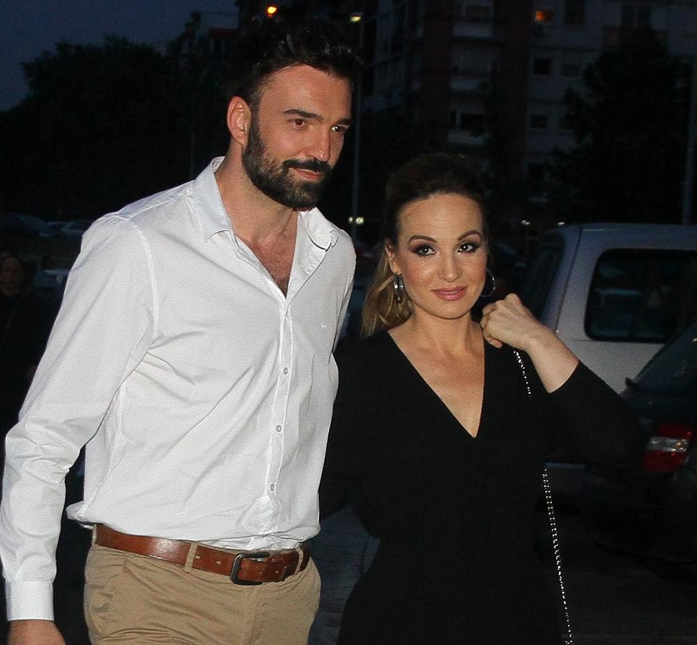 <p>Nakon kraće veze tokom 2008. i 2009. godine, pa raskida i ponovnog pomirenja, <strong>glumac Ivan Bosiljčić i pevačica Jelena Tomašević </strong>venčali su se u pozno leto 2011. godine.</p>