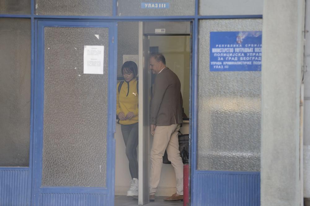 <p>Pevačica <strong>Edita Aradinović</strong>, u pratnji advokata došla je jutros u policiju gde je saslušavaju zbog bombe koja je 29. septembra bačena na prostorije producentske kuće "FM Plej".</p>