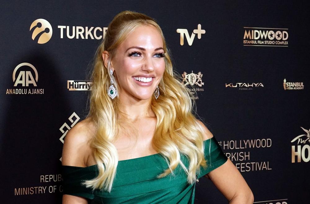 <p>Čuvena turska glumica oduševila je sve pristutne prelepom haljinom boje neba </p>