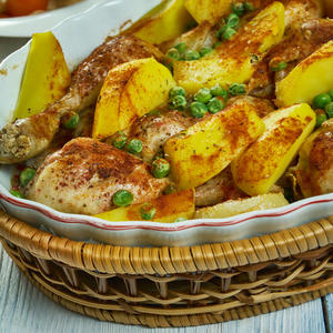 SPECIJALITET KOJEM ĆETE SE RADO VRAĆATI: Piletina Vezuvio JE NAJSOČNIJE jelo od krompira i pilećeg mesa, a priprema je veoma jednostavna (RECEPT)