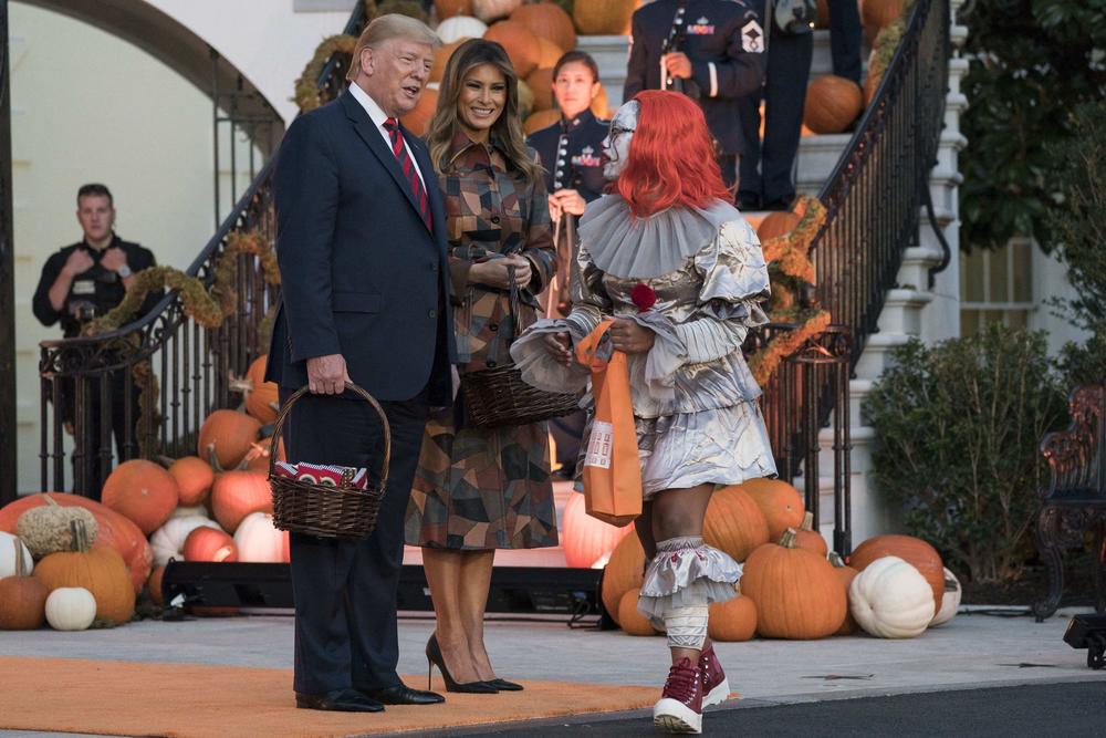 <p>Predsednik Sjedinjenih Američkih Država<strong> Donald Tramp</strong> i njegova prva dama upriličili su u Beloj kući druženje s mališanima uoči Noći veštica, što je bila još jedna prilika da <strong>Melanija Tramp</strong> pokaže svoj modni dar.</p>