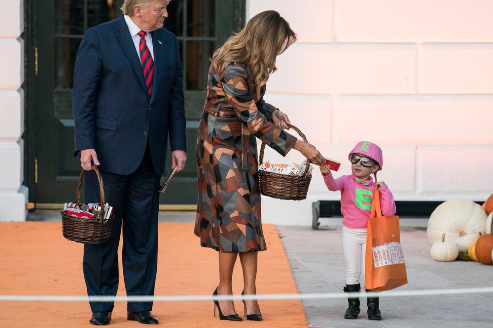 <p>Predsednik Sjedinjenih Američkih Država<strong> Donald Tramp</strong> i njegova prva dama upriličili su u Beloj kući druženje s mališanima uoči Noći veštica, što je bila još jedna prilika da <strong>Melanija Tramp</strong> pokaže svoj modni dar.</p>