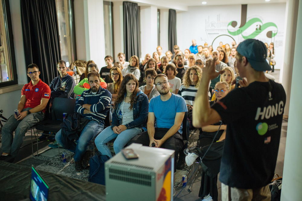 <p>Izložba fotografija ekstremnih sportova u prirodi, zip-lajn, slack-line, edukacija Gorske službe spasavanja, balkanska premijera čuvenog internacionalnog filma Reel Rock, gostovanja svetski priznatih sportskih penjača... Sve se to dogodilo u utorak, 29. oktobra u Kombank dvorani, kada su Outdoor Collective, Men's Health i Američka ambasada u Beogradu organizovali događaj pod sloganom "Let adrenaline set you free".</p>