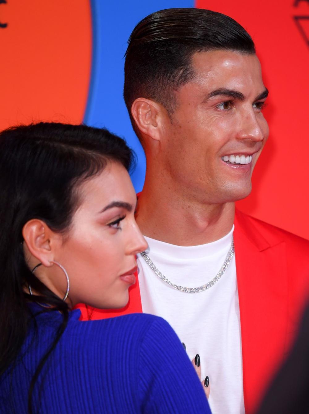 <p>U Sevilji je sinoć održana dodela evropskih MTV nagrada, a među slavnim zvanicama ove svečanosti našli su se fudbaler Juventusa i njegova draga <strong>Georgina Rodrigez</strong>.</p>