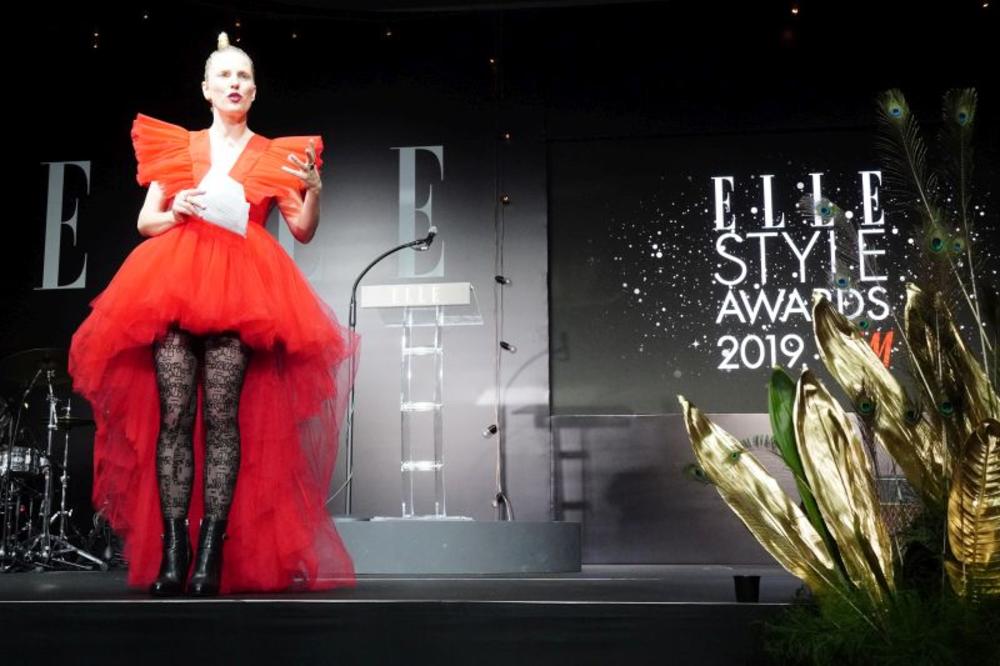<p> </p>

<p>Tradicionalno, i ove jeseni, sedmi put po redu u Srbiji održan je ELLE Style Awards ELLE Style Awards powered by H&M. Kristalna dvorana hotela Hyatt Regency, kao i svaki put kada je magazin ELLE uzme u svoje ruke, dobila je novo ruho, a ovaj put u duhu teme Crni cirkus.</p>