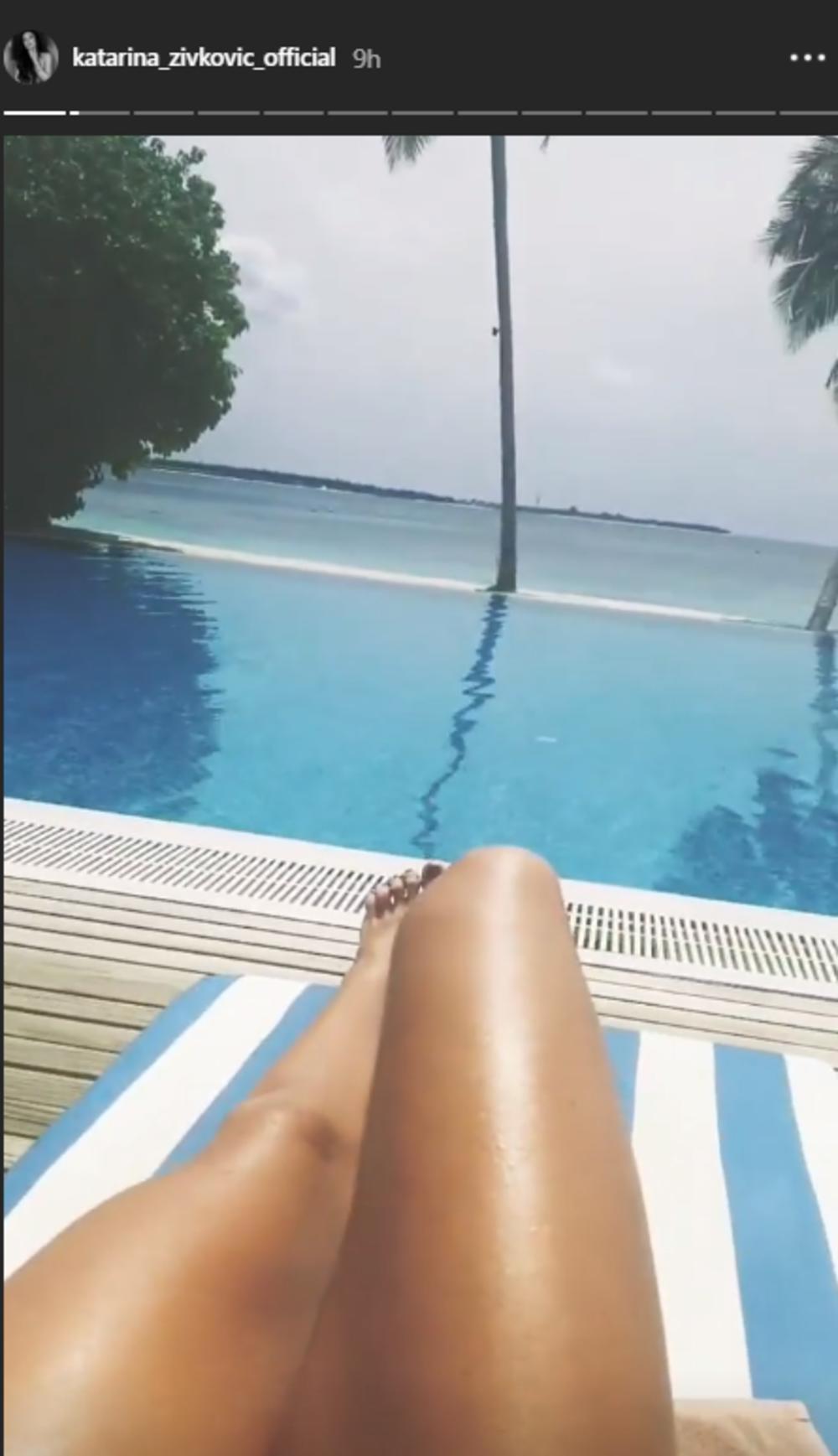 <p>Popularna pevačica otputovala je na Maldive, gde sa prijateljicama uživa u kupanju i sunčanju.</p>