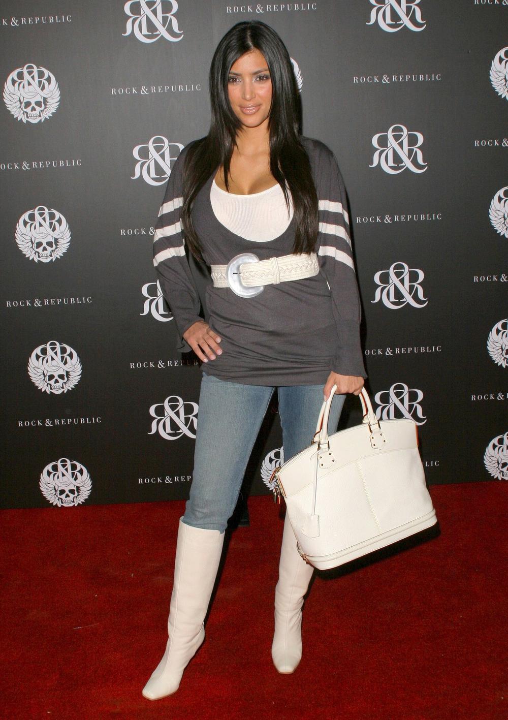 <p>Četrnaest godina kasnije, Kim Kardašijan je ta koja korača ispred Paris Hilton i nosi zlatnu torbu.</p>