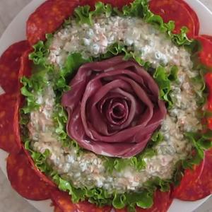 SJAJAN TRIK ZA DEKORACIJU SLAVSKE TRPEZE: Evo kako da napravite ukrasite hladno predjelo od ruske salate i suhomesnatog