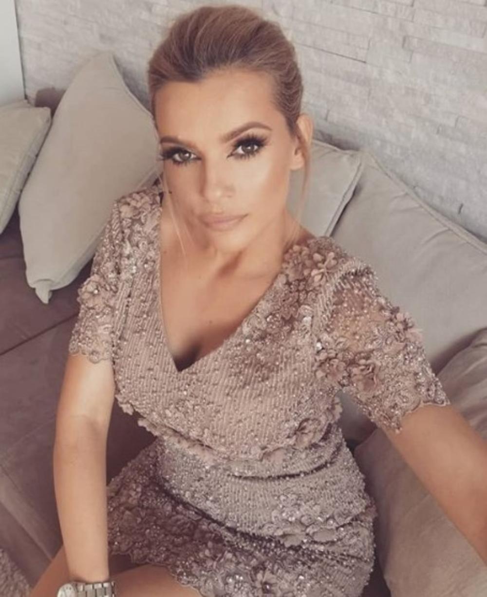 <p>Pevačica <strong>Jelena Kostov </strong>u trećem je mesecu trudnoće, a sada je na <em>Instagramu </em>i otkrila pol bebe koju očekuje!</p>