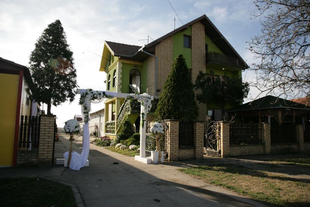 <p>Nakon nekoliko sedmica nagađanja, konačno smo videli kakvu je venčanu haljinu lepa izabranica Veljka Ražnatovića izabrala za polazak iz Titela.</p>