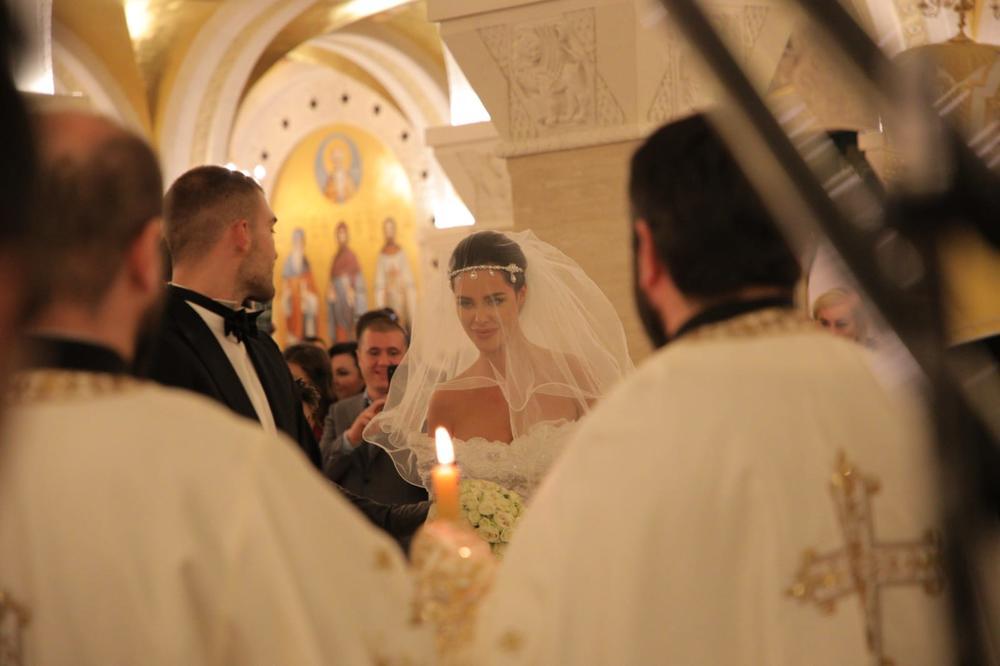 <p><strong>Bogdana i Veljko Ražnatović</strong> slave prvu godišnjicu braka, a bokser je otkrio kako ga je supruga iznenadila na ovaj poseban dan!<br />
</p>