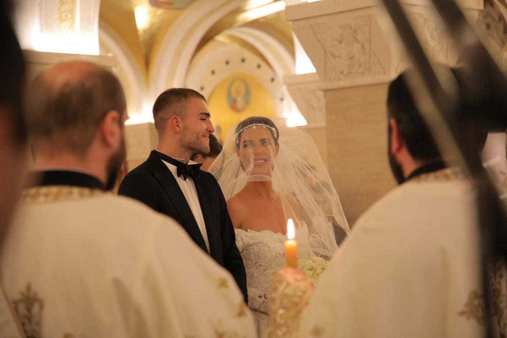 <p><strong>Bogdana i Veljko Ražnatović</strong> slave prvu godišnjicu braka, a bokser je otkrio kako ga je supruga iznenadila na ovaj poseban dan!<br />
</p>