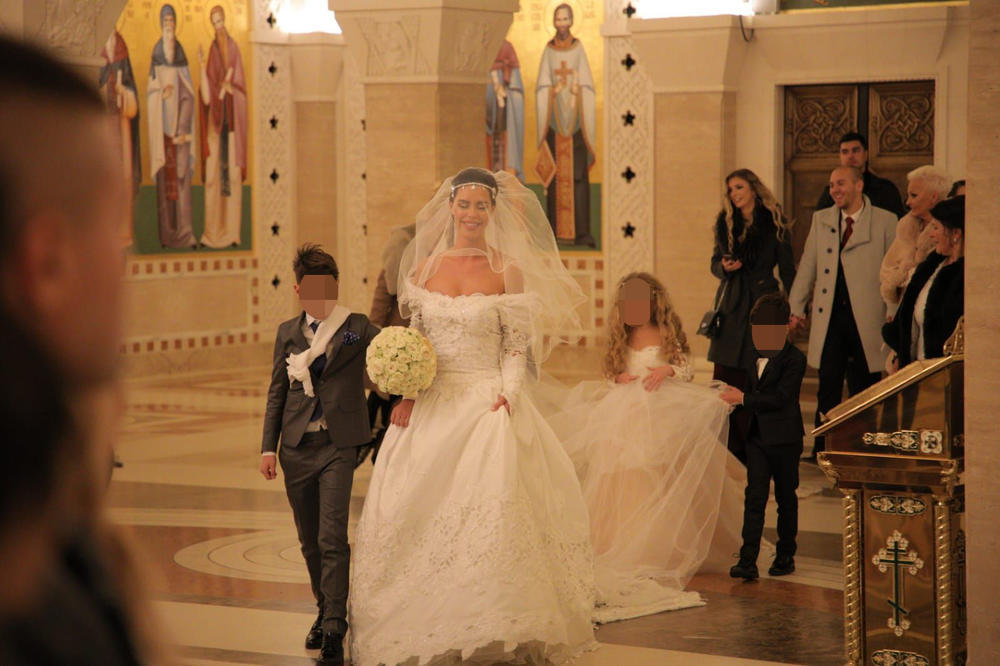 <p>Svetlana Ceca Ražnatović oženila je sina jedinca Veljka i spremila je velepnu svadbu za 500 zvanica. Porodice Ražnatović i Rodić odlučile su se svadba bude prava srpska i da se ispoštuje tradicija i što više običaja.</p>