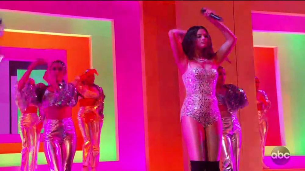 <p>Mlada pevačica i glumica<strong> Selena Gomez</strong> prisustvovala je sinoć dodeli nagrada <em>American Music Awards</em>, a crvenim tepihom je prošetala stilizovana veoma netipično za svoj način odevanja.</p>