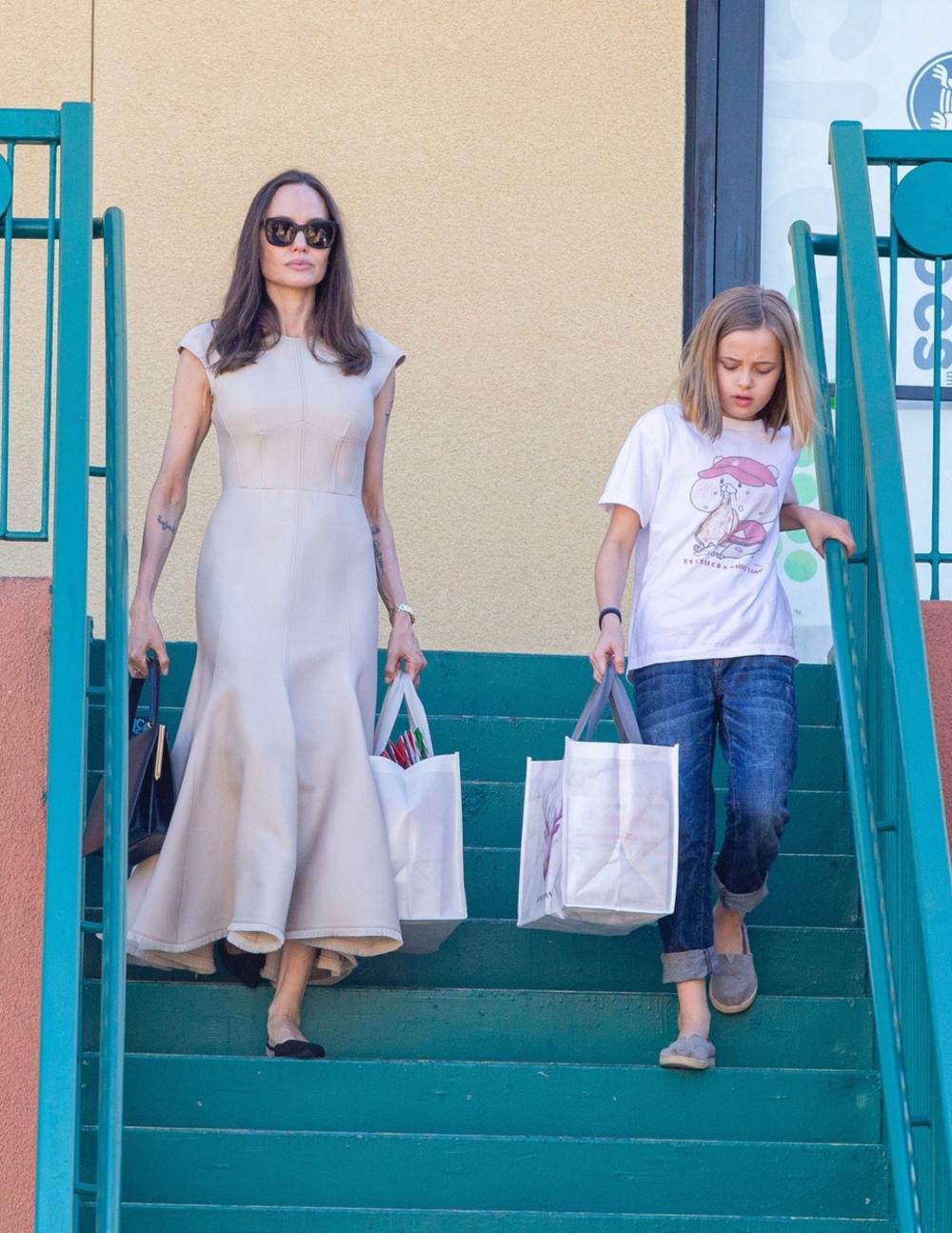 <p>Slavna glumica krenula je u kupovinu sa ćerkom Vivijen, pa očitala još jednu modnu lekciju.</p>