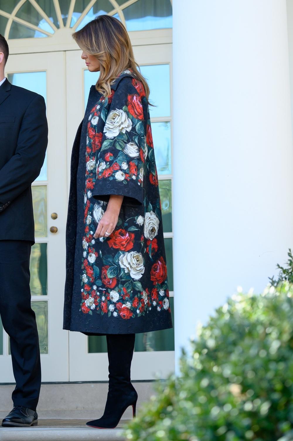 <p>Supruga američkog predsednika<strong> Donalda Trampa </strong>važi kraljicu cipela, ali ne treba zapostaviti ni njen fenomenalan ukus kada je reč o jesenjim kaputima.</p>