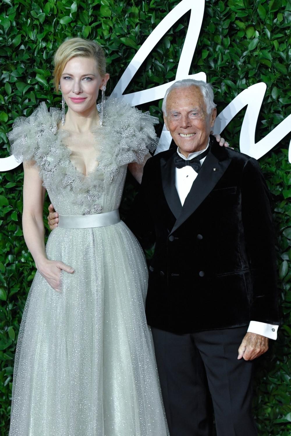 <p>Velika imena iz sveta šoubiza, ali i mode, našla su se na dodeli nagrada <em>Fashion Awards 2019 </em>u Londonu.</p>