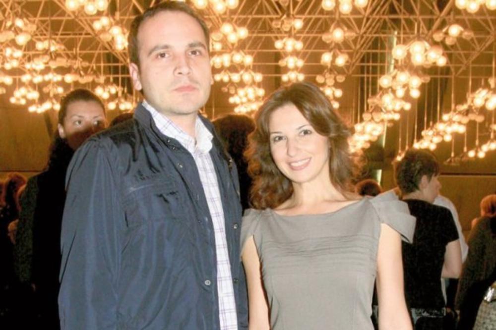 <p>Voditeljka Sanja Marinković naglasila je da nema partnera, a zatim dodala da je zvanično i dalje u braku sa Aleksandrom Uhrinom, sa kojim ima sina Strahinju i da su u odličnim odnosima.</p>