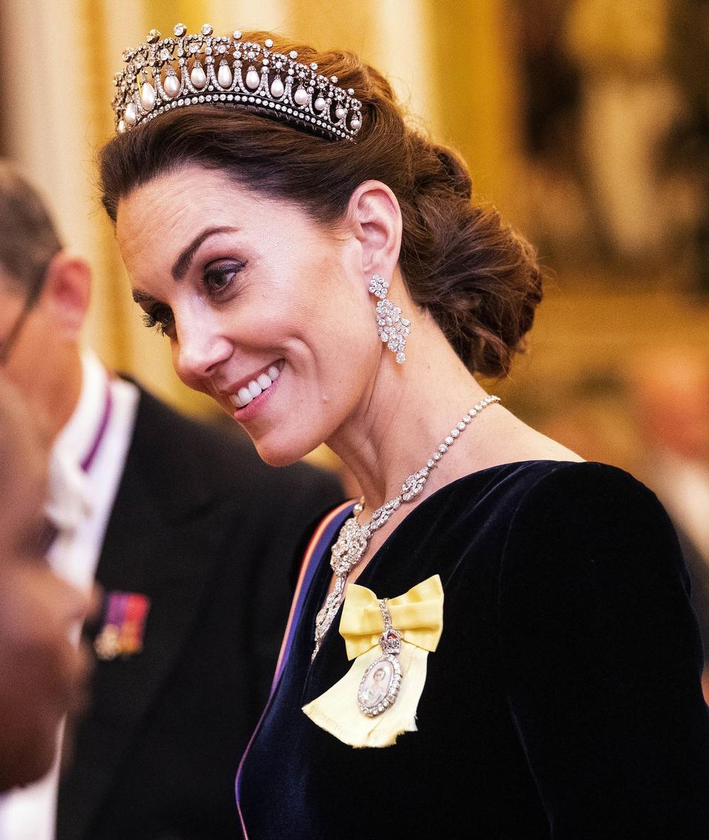 <p>Krune i nakit u vlasništvu britanske kraljevske porodice već decenijama krase glave brojnih njenih pripadnica. <strong>Kraljica Elizabeta, Kejt Midlton i princeza Dajana</strong> nosile su fascinantne skupe dodatke, a priče iza njih iznenadiće vas, kao i njihova cena.</p>