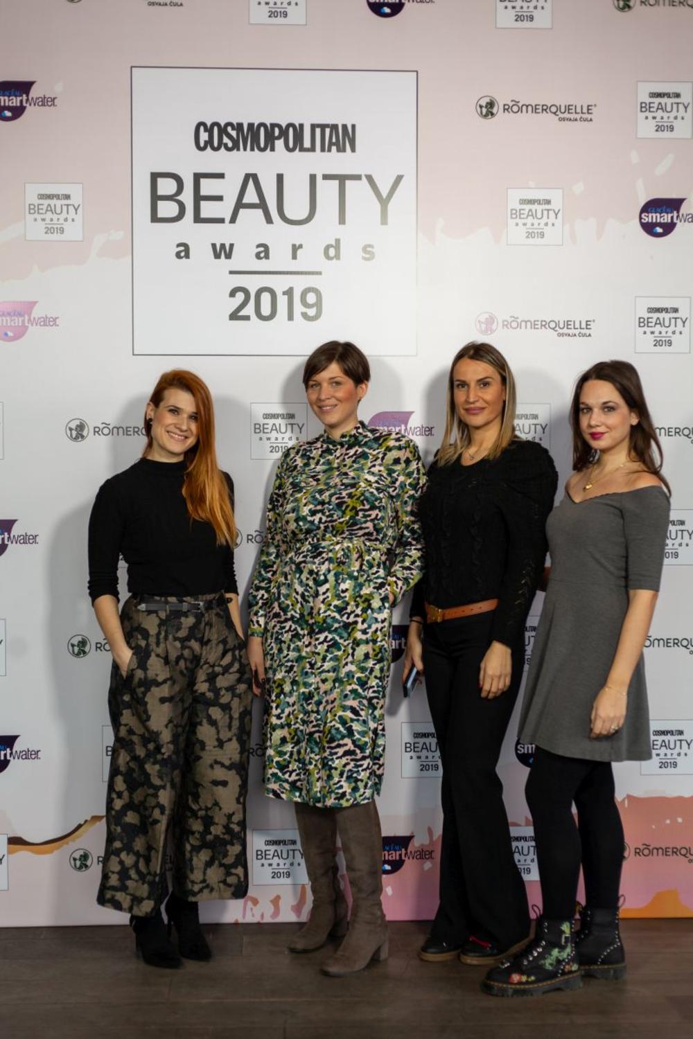 <p>Mesec decembar i završetak ove godine obeležila je prestižna dodela Cosmopolitan Beauty nagrada koja je održana u prelepom ambijentu restorana Savanova u Beogradu.</p>