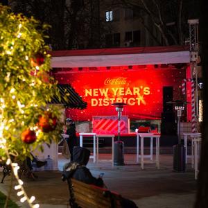 Coca-Cola x New Year's District: Svakog dana super žurka uz dobru muziku i Deda Mraza