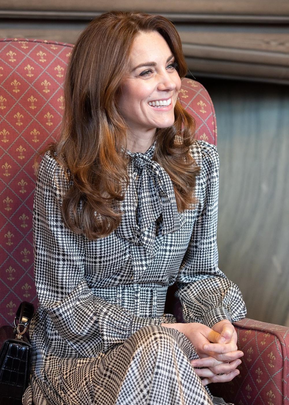 <p>Supruga princa Harija ponovo je oduševila svojim modnim izborom, ali mnogi su primetili da je odabrala komad sličan onom koji često viđamo na drugoj članici kraljevske porodice...</p>