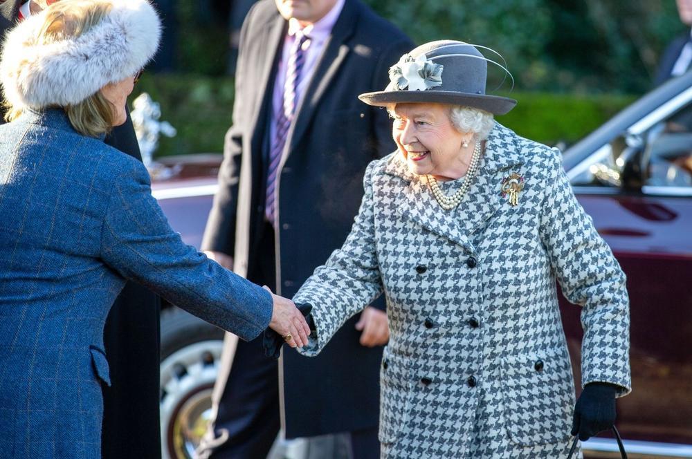 <p><br />
Kraljica Elizabeta pojavila se u javnosti samo dan nakon što je saopštenjem obavestila javnost da je postigla dogovor sa Megan Markl i princem Harijem.</p>