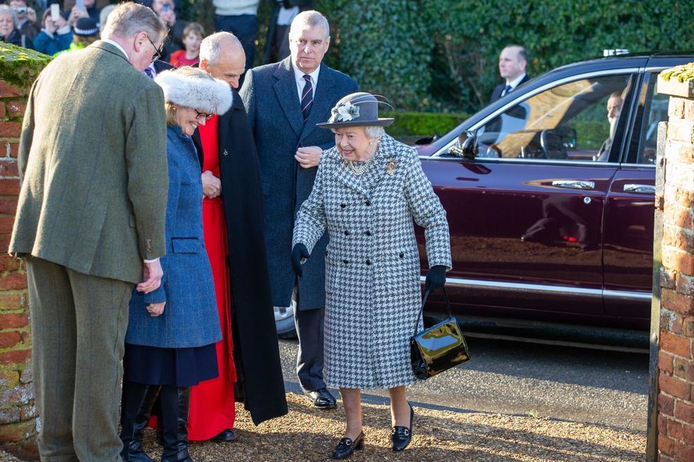 <p><br />
Kraljica Elizabeta pojavila se u javnosti samo dan nakon što je saopštenjem obavestila javnost da je postigla dogovor sa Megan Markl i princem Harijem.</p>