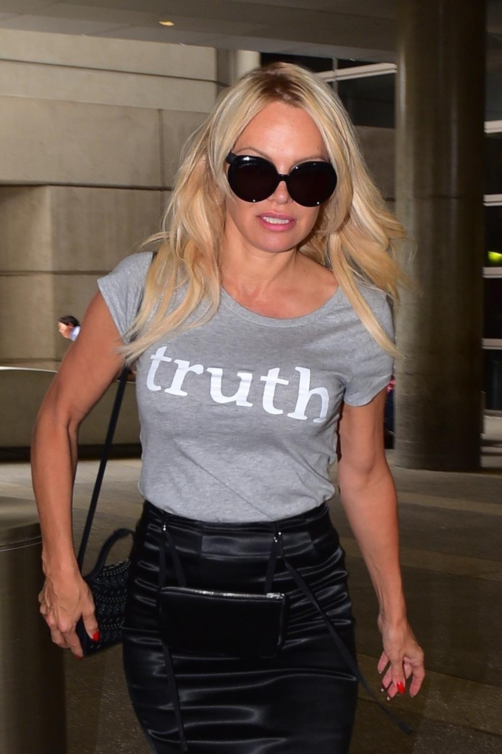 <p><strong>Pamela Anderson </strong>šokirala je javnost kada je stupila u brak sa producentom <strong>Džonom Pitersom</strong>, a njihov razvod posle samo 12 dana braka bio je još veće iznenađenje!</p>