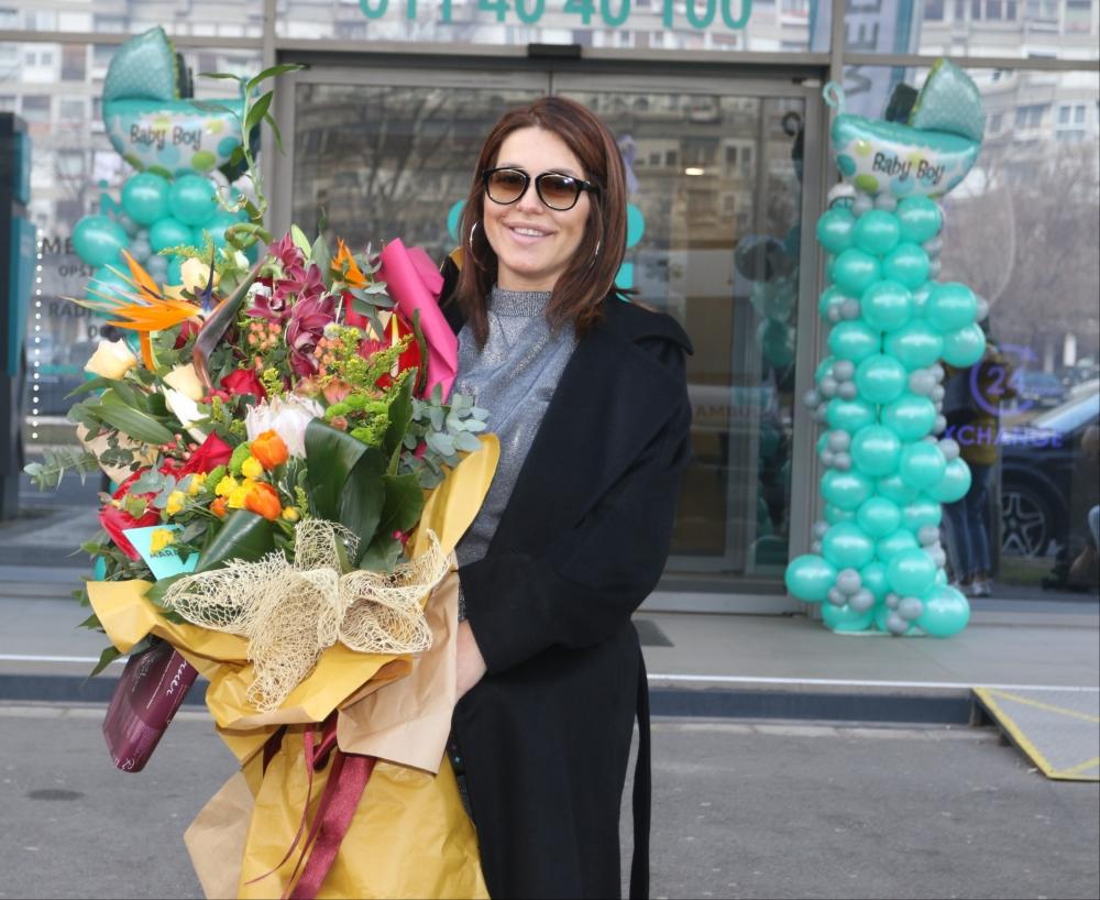 <p><strong>Seka Aleksić</strong> je oko 11 časova u pratnji svog supruga <strong>Veljka Piljikića</strong> izašla iz porodilišta, a u rukama je nosila ogroman buket cveća i balone.</p>