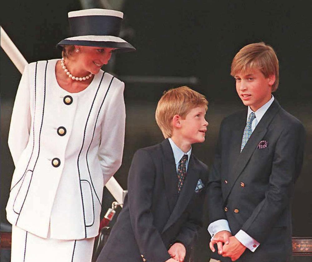 <p>Nikad, za tada 15 godina života mladog princa, njegova majka Dajana i Vilijam nisu izgledali toliko bezbrižno i srećno kao kada su poslednji put viđeni zajedno...</p>