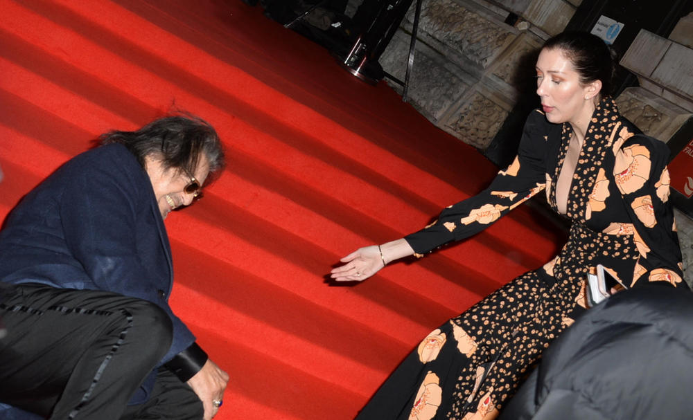 <p>Al Paćino privukao je ogromnu pažnju na crvenom tepihu 73. dodele filmskih nagrada, što pojavljivanjem sa 36 godina mlađom Mejtal, pa tako i neplaniranim padom!</p>