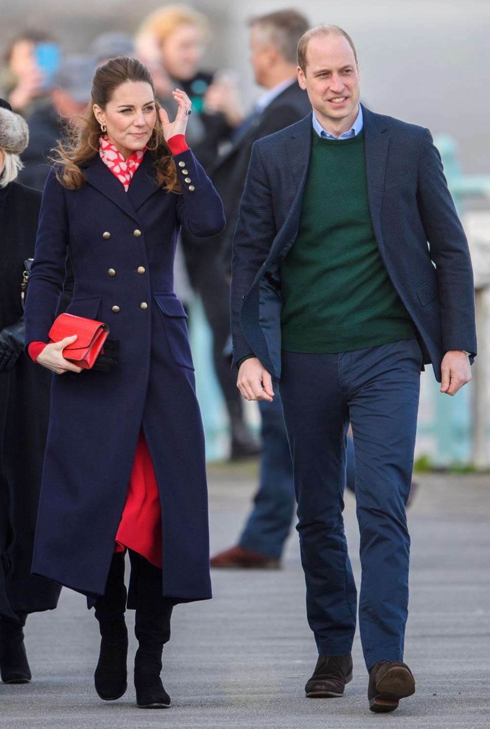 <p>Princ Vilijam i njegova supruga posetili su juče čeličanu u Južnom Velsu, a vojvotkinja od Kembridža sve je iznenadila odlukom da obuče zaštitnu opremu</p>