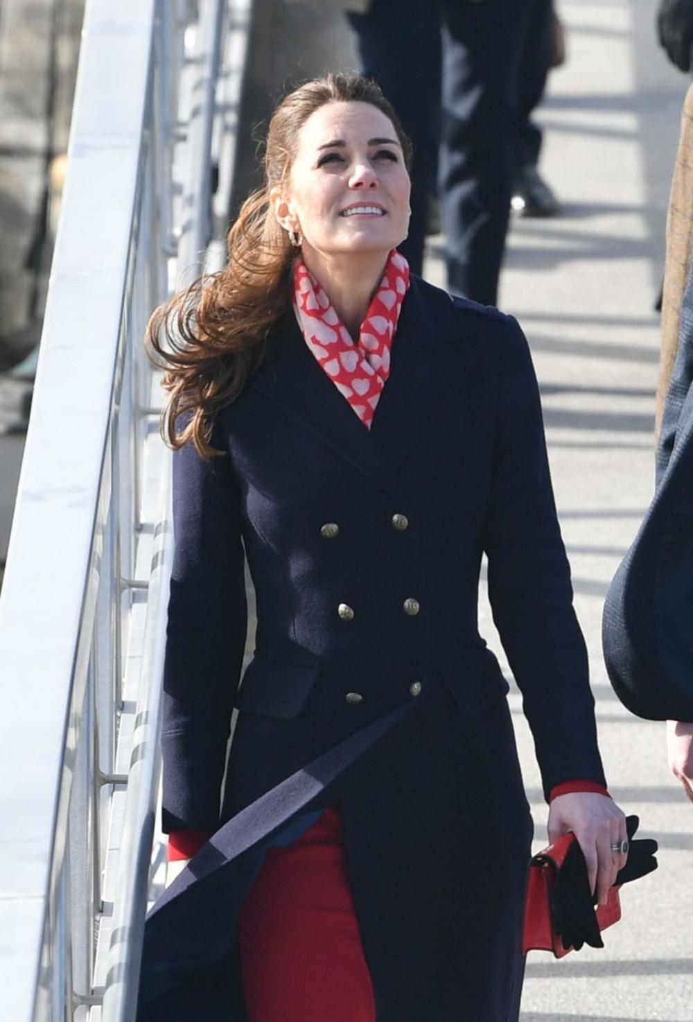 <p>Vojvotkinja od Kembridža vratila se svojim dužnostima i poslovnom stilu nakon kratkog izleta u glamuroznu haljinu za crveni tepih</p>