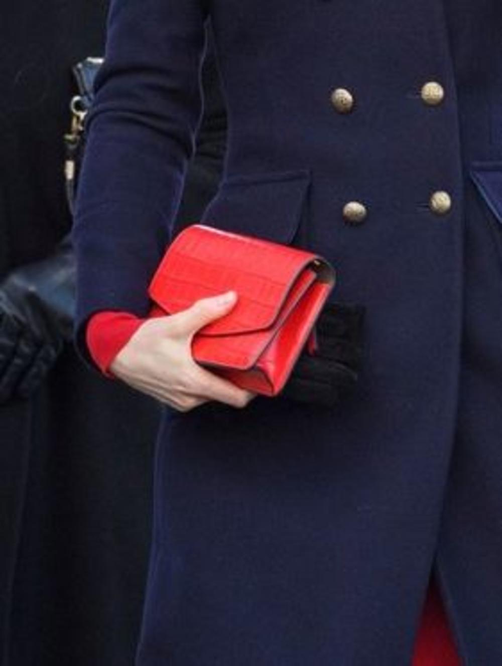 <p>Vojvotkinja od Kembridža vratila se svojim dužnostima i poslovnom stilu nakon kratkog izleta u glamuroznu haljinu za crveni tepih</p>