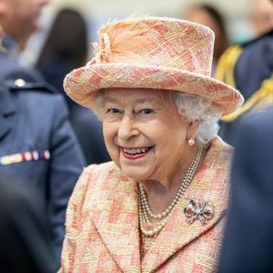 IMA 93 GODINE, ALI IZGLEDA NEVEROVATNO: Kraljica Elizabeta PONOVO u javnosti — i NIKO joj ne može NIŠTA! (FOTO)