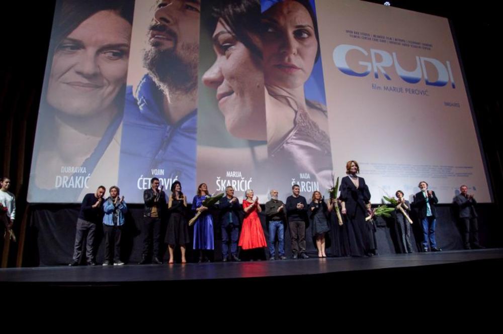 <p><br />
Sinoć u 20h u Kombank dvorani održana je premijera novog filma rediteljke Marije Perović GRUDI.</p>