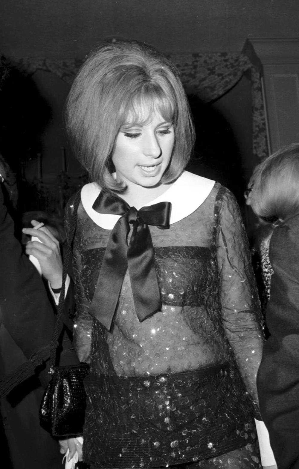 <p>Poslednjih godina, slavne dame često nose haljine od providnih materijala, ali kada je slavna glumica i pevačica to učinila pre 51 godinu svi su bili šokirani.</p>