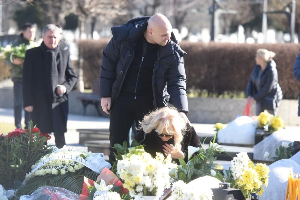 <p>Porodica Šabana Šaulića okupila se danas te održala godišnji pomen preminulom pevaču, u Aleji zaslužnih građana na Novom groblju.</p>