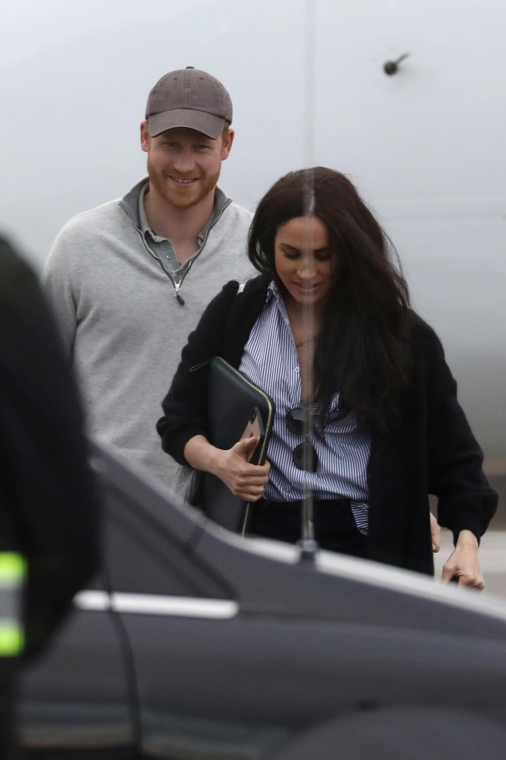 <p><strong>Megan Markl i princ Hari </strong>doputovali su u Kanadu nakon što su boravili u Sjedinjenim Američkim Državama, te su uslikani pri izlasku iz aviona.</p>