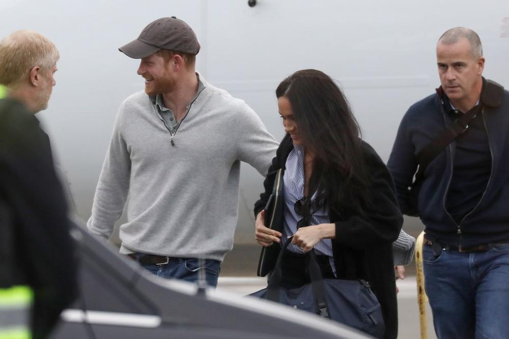 <p><strong>Megan Markl i princ Hari </strong>doputovali su u Kanadu nakon što su boravili u Sjedinjenim Američkim Državama, te su uslikani pri izlasku iz aviona.</p>