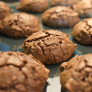 5 SASTOJAKA, 20 MINUTA: Najbrži i najukusniji čokoladni kolačići oduševiće i vas i vaše goste (RECEPT)