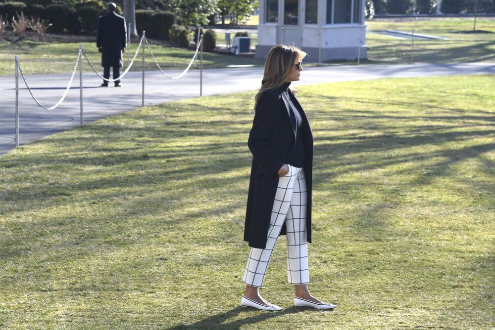 <p>Supruga američkog predsednika Donalda Trampa oduševila je odevnom kombinacijom koja je na zanimljiv način oživela duh evropskog stila šezdesetih</p>