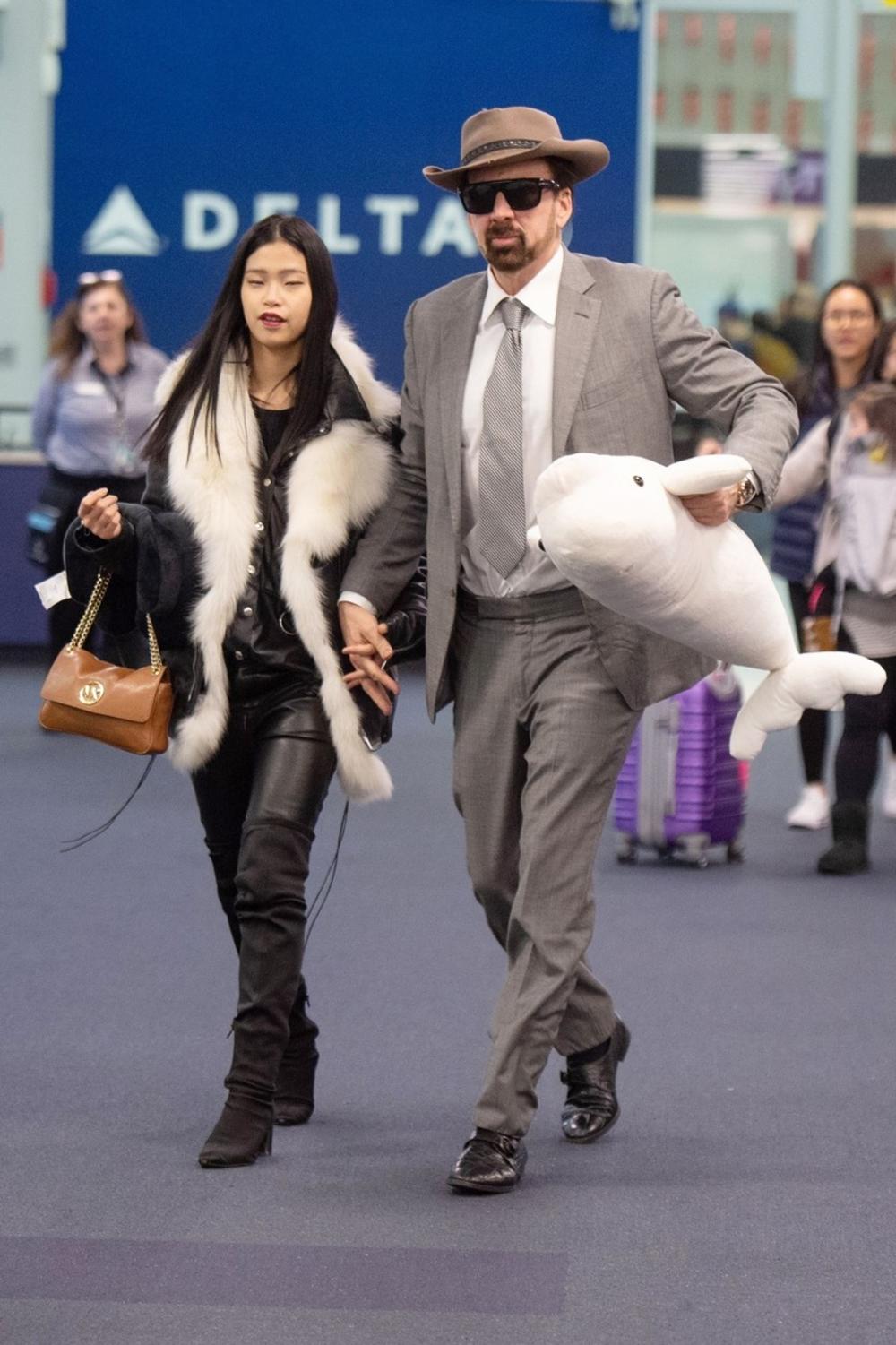 <p>Holivudski glumac Nikolas Kejdž (56) i njegova devojka Riko Šibata snimljeni su na aerodromu u Njujorku.</p>