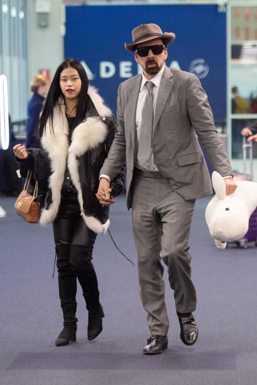 <p>Holivudski glumac Nikolas Kejdž (56) i njegova devojka Riko Šibata snimljeni su na aerodromu u Njujorku.</p>