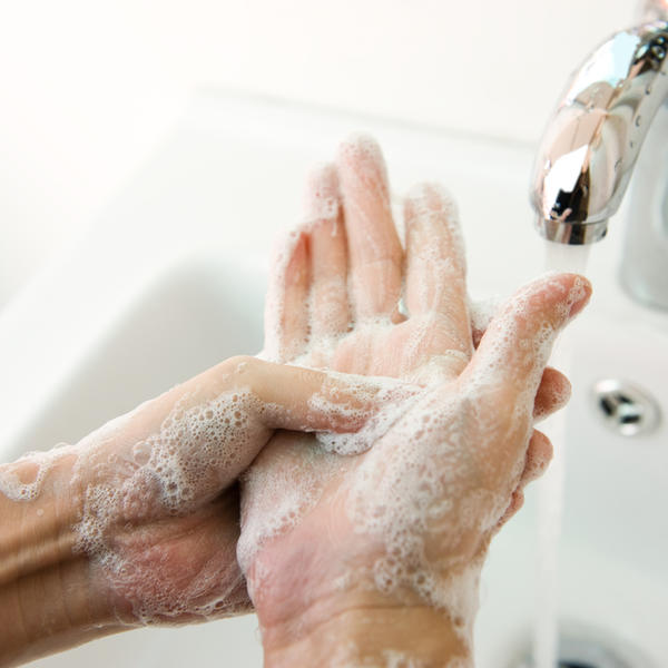 NE PRESKAČITE NIJEDAN KORAK: Ovako se PRAVILNO peru ruke (FOTO)