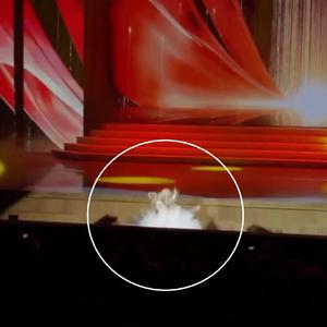 SLOMILA NOGU I NASTAVILA DA PEVA! Lepa pevačica usred koncerta pala i doživela stravičnu povredu (VIDEO)