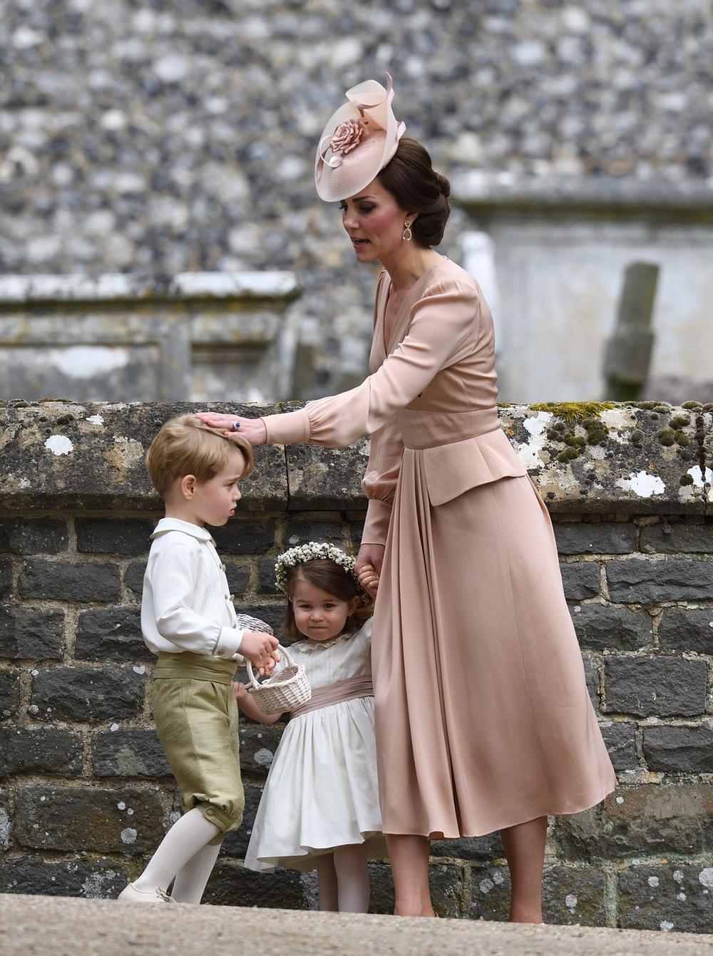 <p>Svako malo prošire se da glasine da princ Vilijam i Kejt Midlton čekaju četvrto dete, a vojvotkinja od Kembridža navodno mašta o porodici sa šestoro mališana. Međutim, ako se pita kraljica Elizabeta — a izgleda da se pita — ništa od toga.</p>